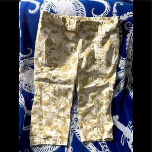 Capris beige colored camouflage